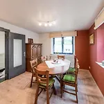 בית נופש In Bullingen With Garden