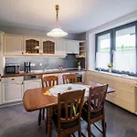 In Bullingen With Garden בית נופש