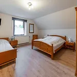 بيت للعطل In Bullingen With Garden