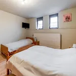 In Bullingen With Garden בית נופש