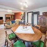 In Bullingen With Garden בית נופש