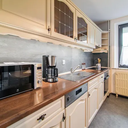 In Bullingen With Garden Ferienhaus *