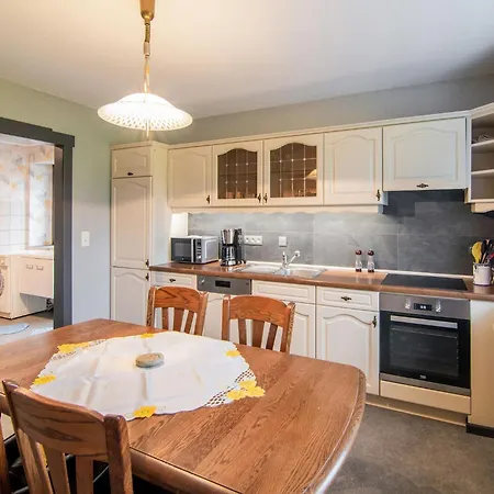 In Bullingen With Garden בית נופש