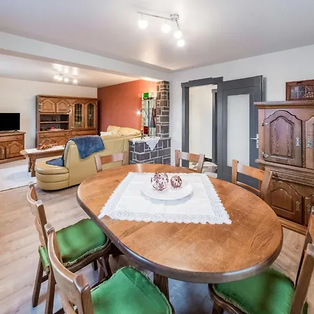 In Bullingen With Garden Ferienhaus