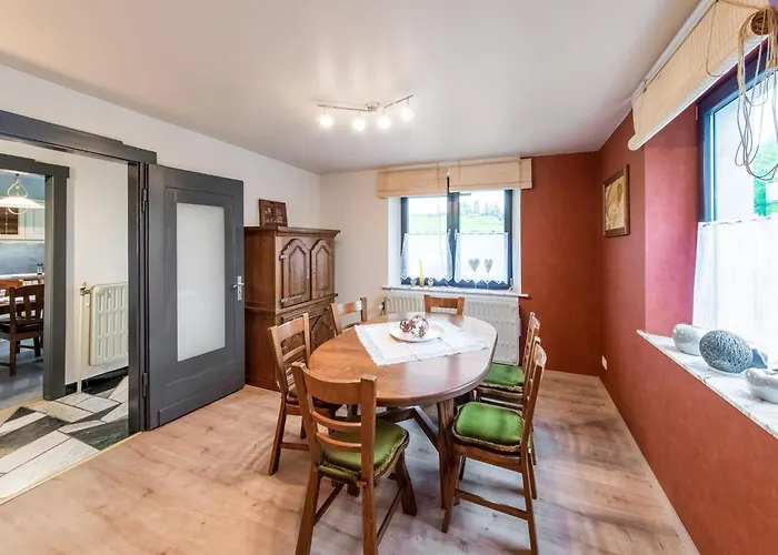 Nyaraló In Bullingen With Garden