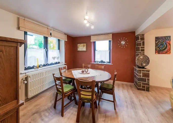 Nyaraló In Bullingen With Garden