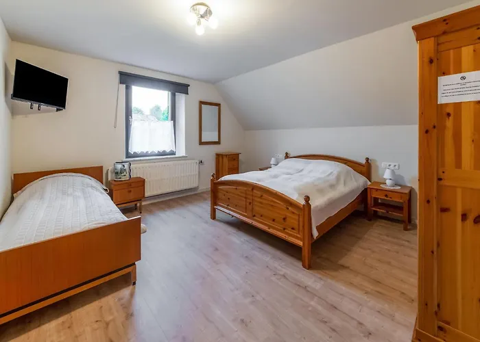 Nyaraló In Bullingen With Garden